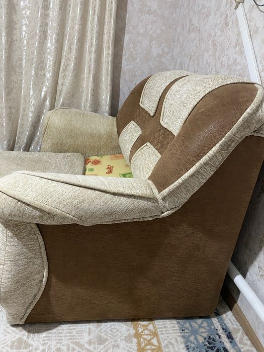 Небольшой диванчик, раскладывается