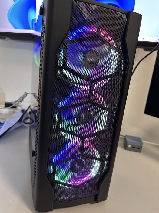 Unitate PC Gaming -Jocuri cu I7 6700K GTX 1070 8GB  ca nou