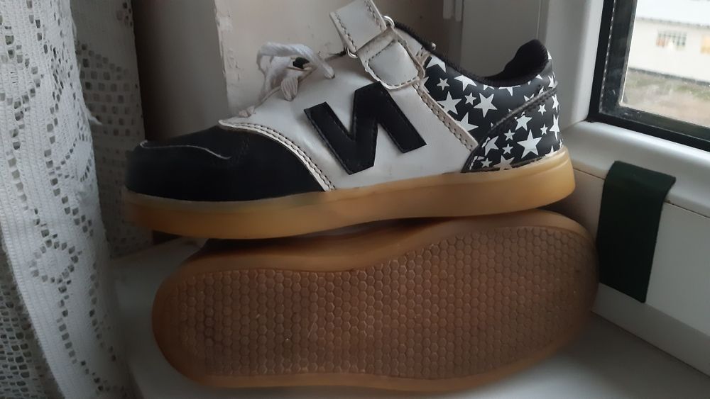 Кроссовки на девочку.