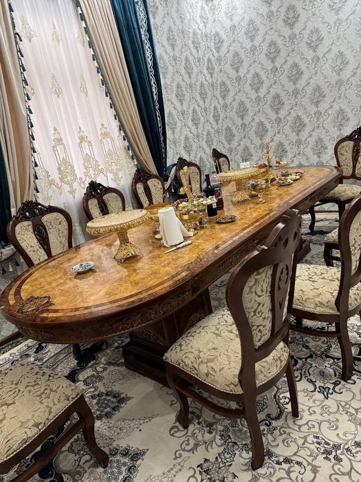 Стол и стулья для гостинной