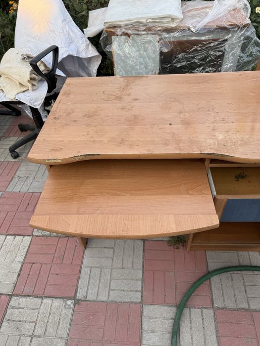 Отдам даром компьютерный стол с надстройкой