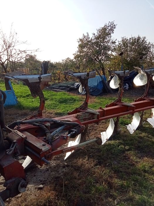 Vând tractor UTB 650 plus utilaje