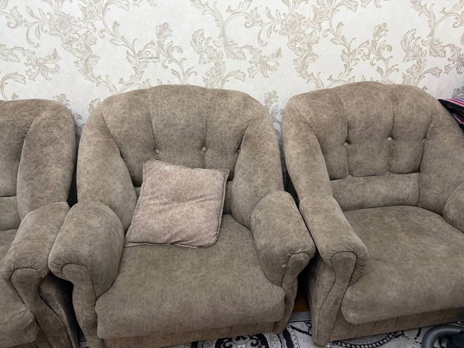 Divan kresla srochna sotiladi