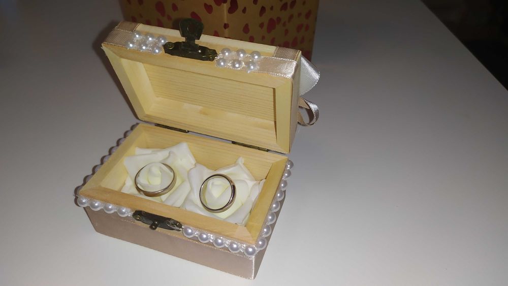 Чисто нова кутийка за сватбени халки