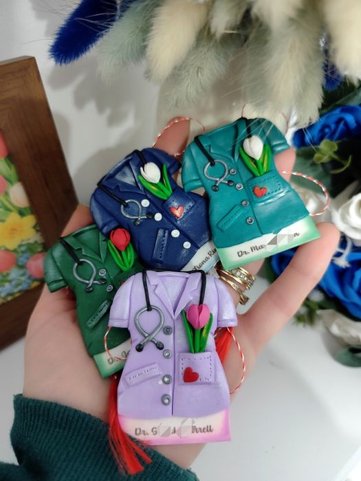 Broșe medic personalizate