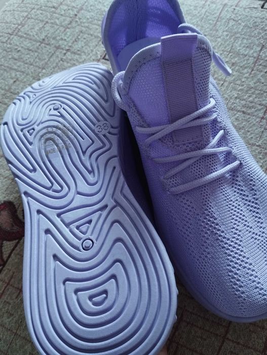 Продавам дамски маратонки