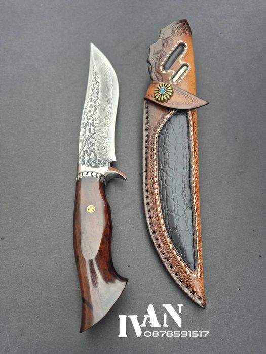 Японски ловен нож от дамаска стомана с  VG10 сърцевина и кожена кания