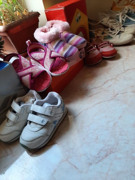 PAPUCI (mărimea 22-24)