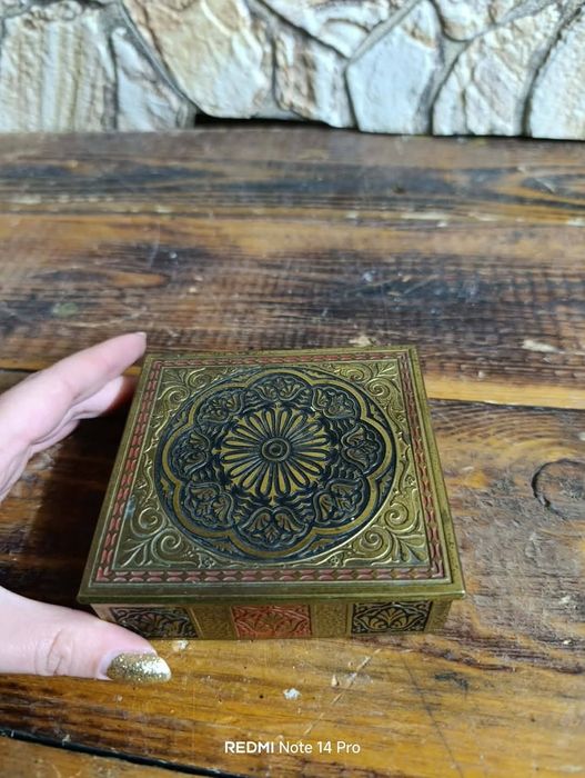 Стара кашпа и кутия