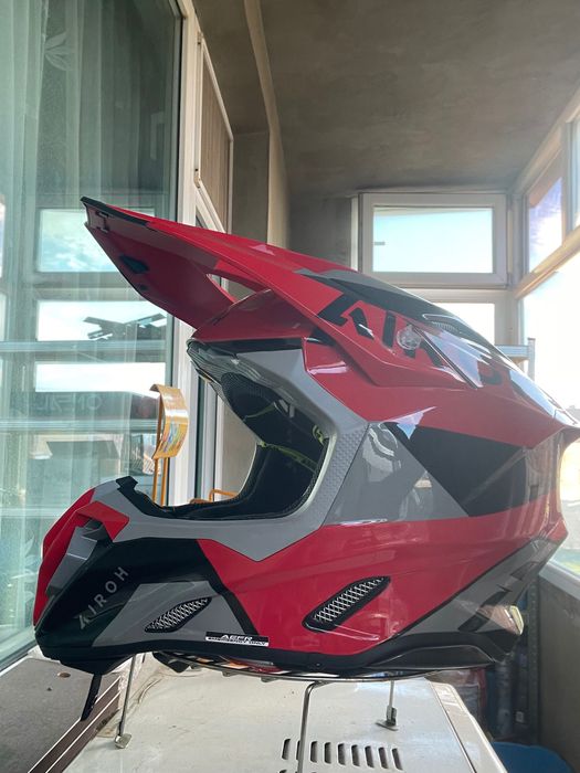 Каска Airoh Twist 3Red Gloss