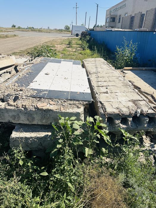Плиты покрытые разного размера.