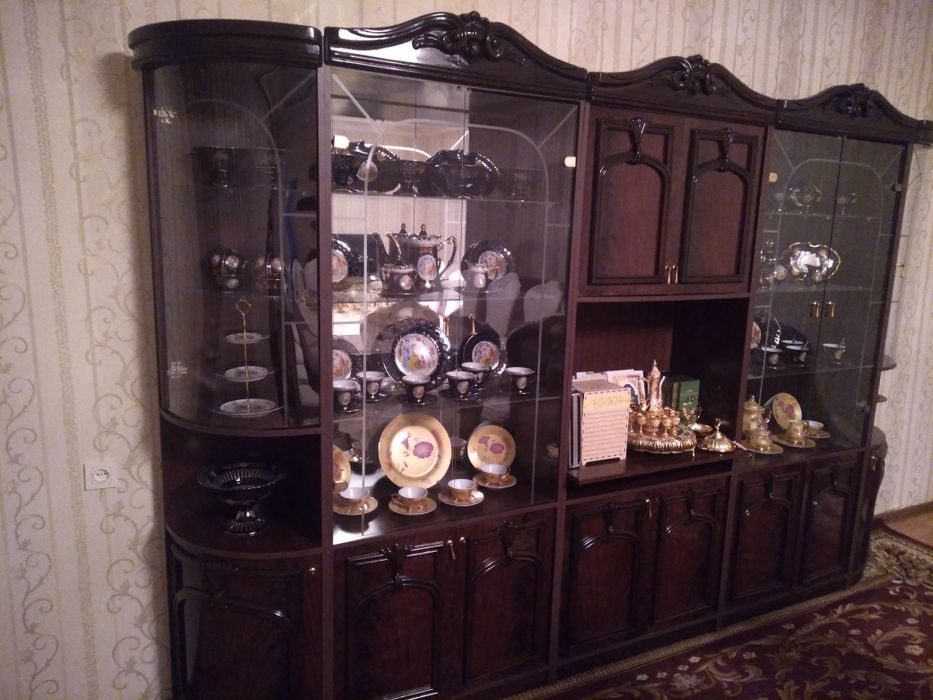 Продаётся гостиный шкаф без посуды самовывоз