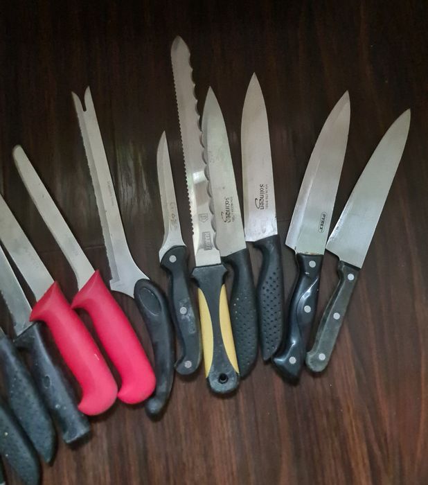 Cuțite folosite dar în stare foarte bună.