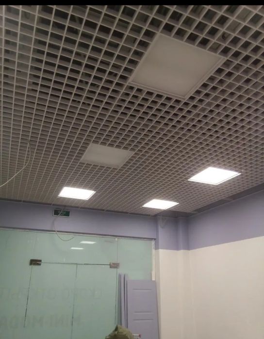 Монтаж потолков Армстронг грильят.