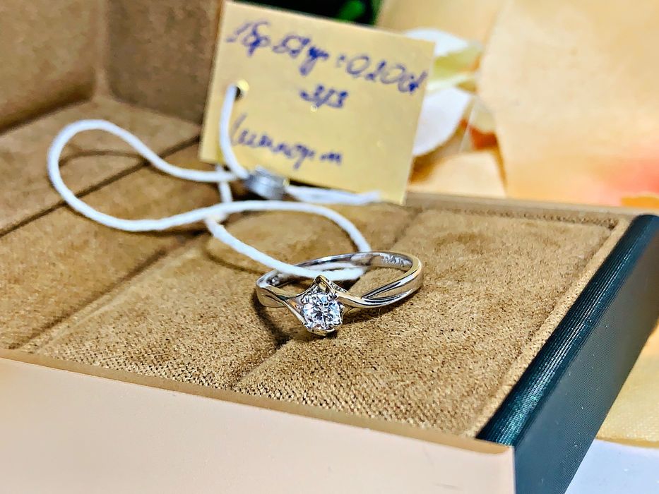 Нежное золотое кольцо модели «Одноглазка» с бриллиантом