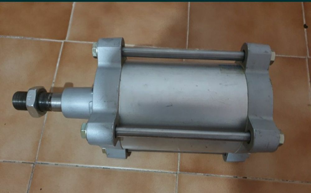 Cilindru piston pneumatic Festo