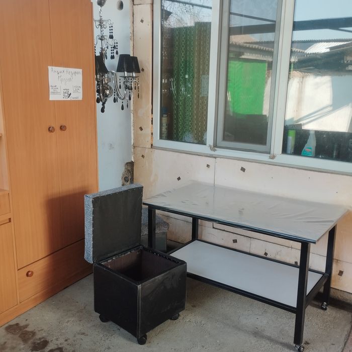 Шкаф стол люстра