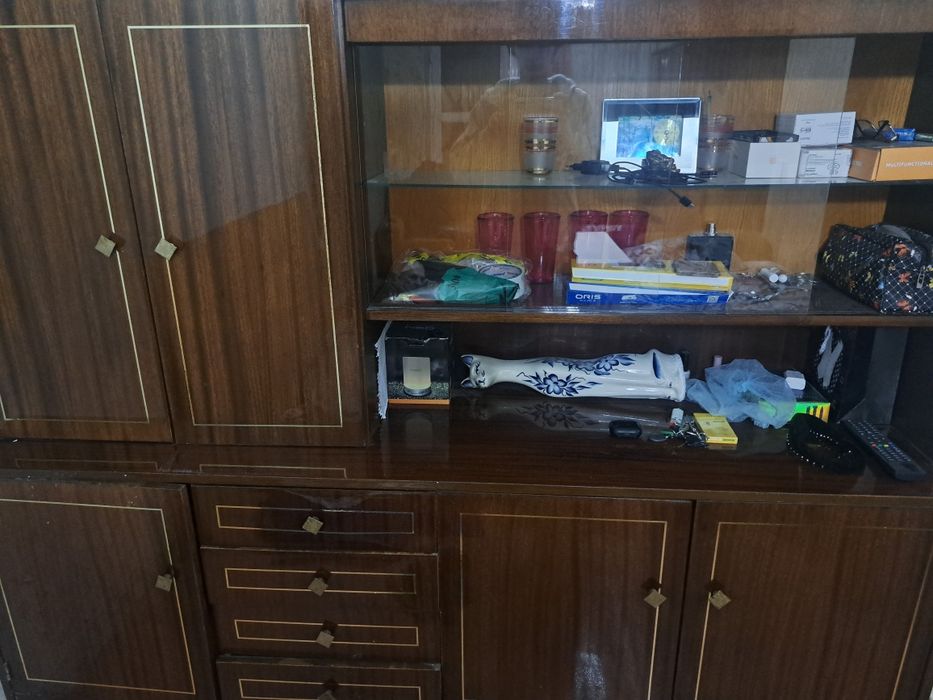 Отдам даром сервант.