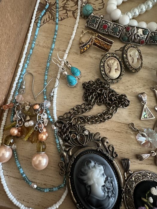 Обеци, колиета, пръстени, комплекти