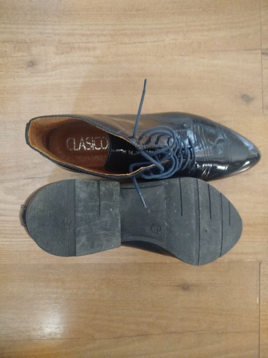 Botine lăcuite cu șiret, Clasicor