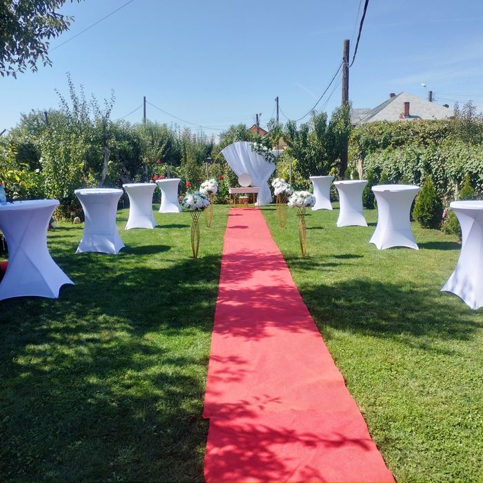 Închiriez scaune Chiavari și mese rotunde