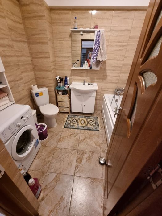 Inchiriez camera unei fete in apartament de 2 camere decomandat