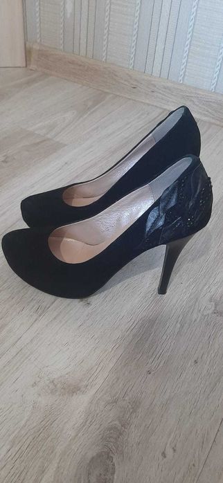 Продам замшевые туфли