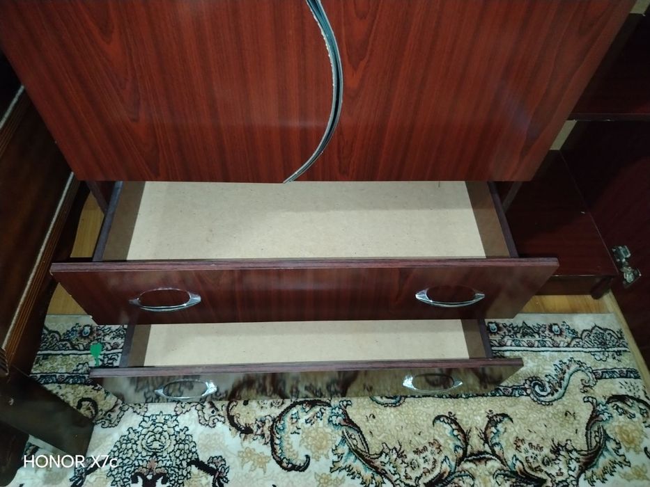 Shkaf uy uchun kiyim ilgich