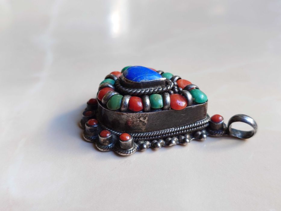 Pandantiv vechi si masiv din argint, realizat manual în Tibet.