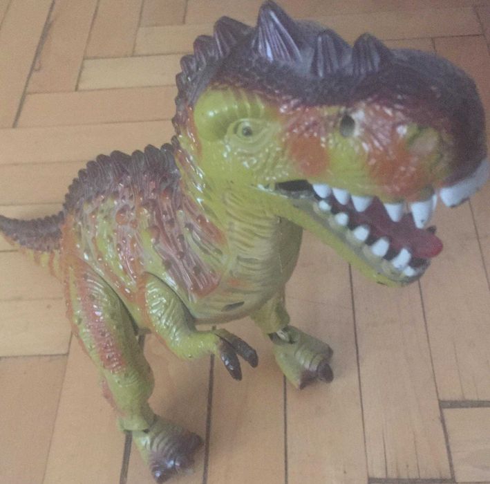 Продавам движдещ се,светещ и говорещ динозавър играчка