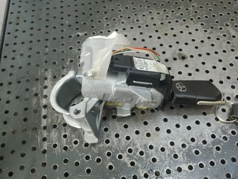 contact cu cheie  toyota verso r2 -0f030