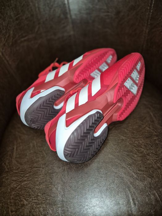 Vând adidași originali.