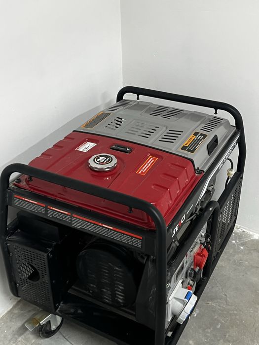 Электрогенератор 380/220. Почти новый