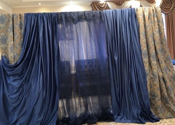 Шторы синие для банкетного зала
