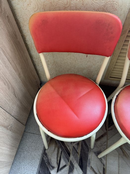 Продам четыре кухонных стула б/у