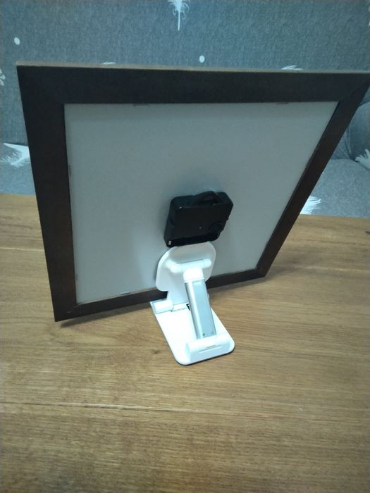 Стенен кварцов часовник, който се движи наобратно - Хумор от Габрово