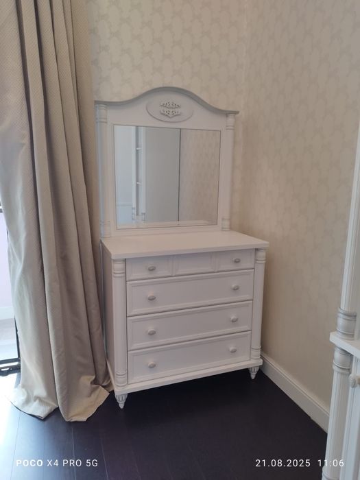 Комод с зеркалом