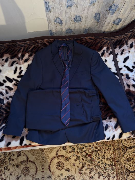 Костюм новый продам