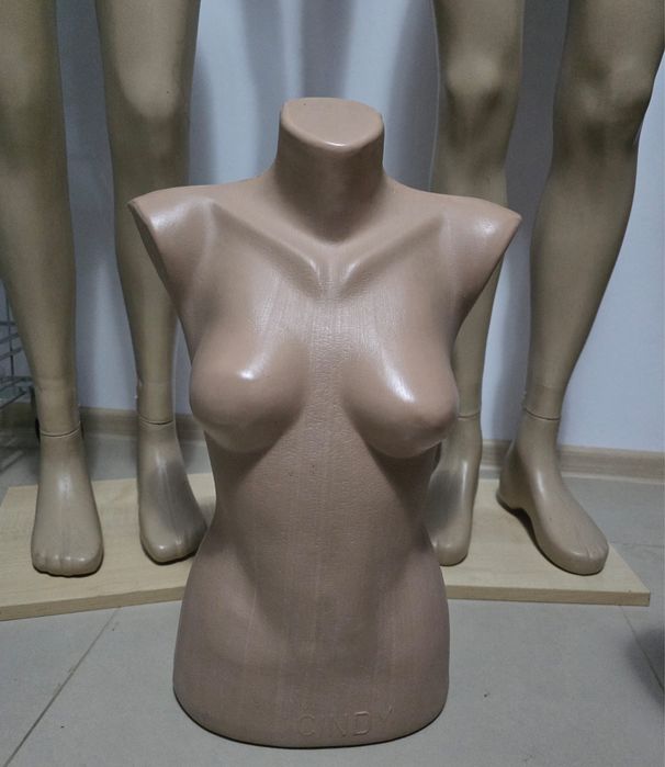 Rafturi metalice pentru aprozar și manechine pentru spații comerciale.