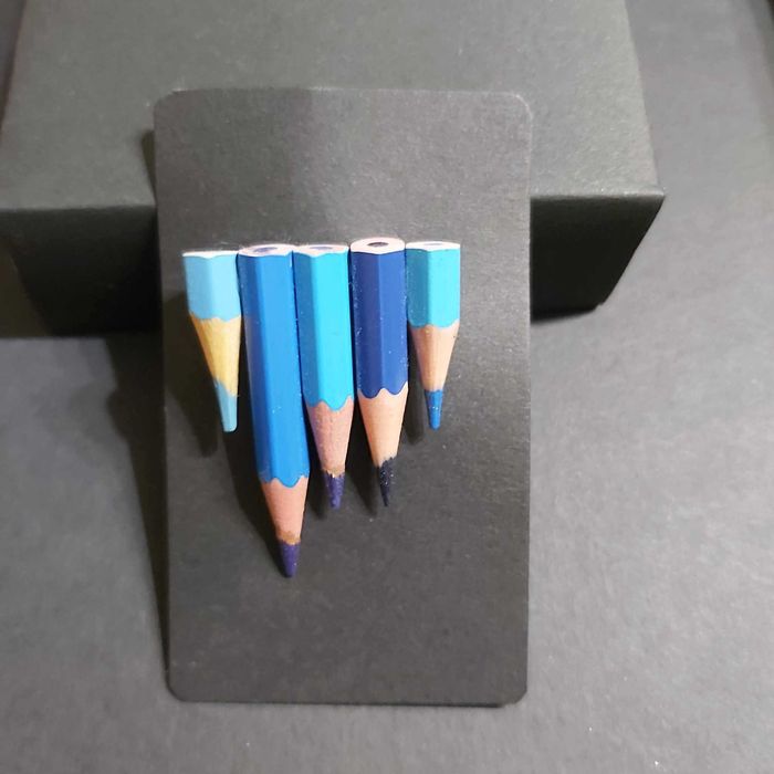 Broșe din creioane colorate