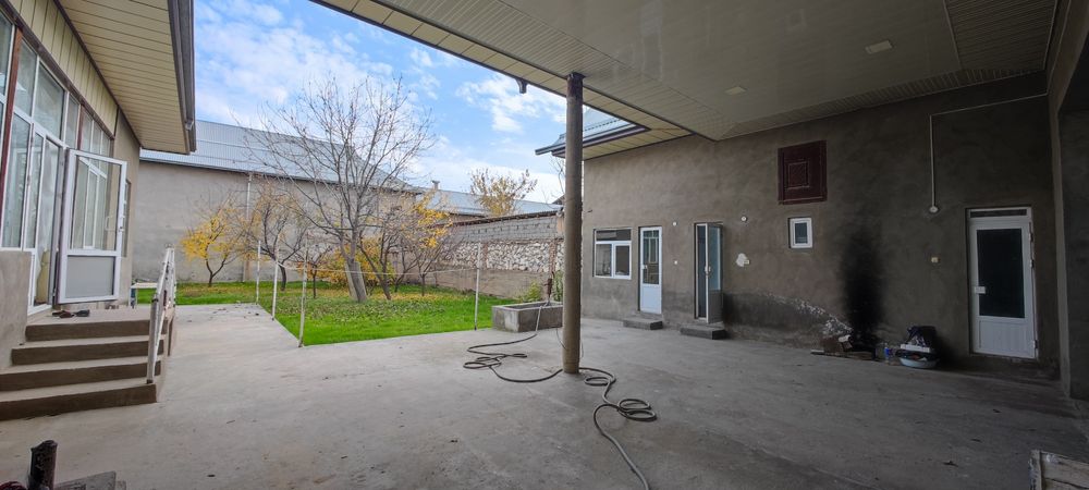 Hovli 6sotix sotiladi kitop sentridan charmgar maxala arqa tomonidan.