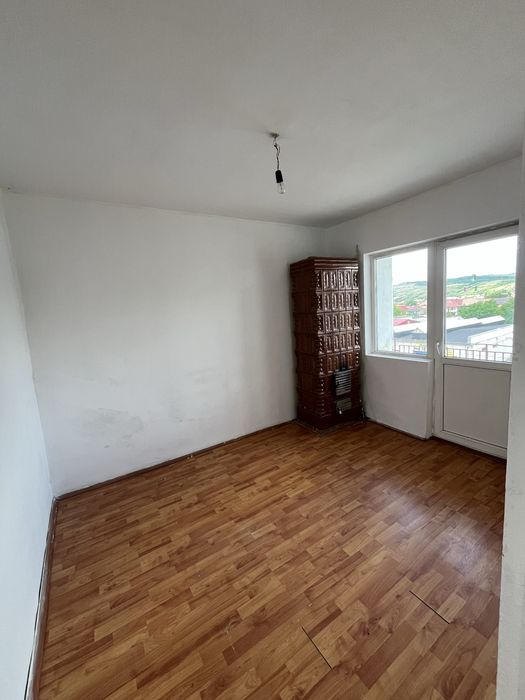 Apartament cu trei camere de vanzare in Alesd