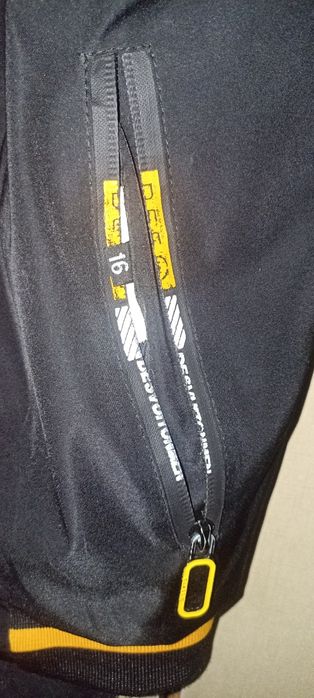 Куртка продается на подростка