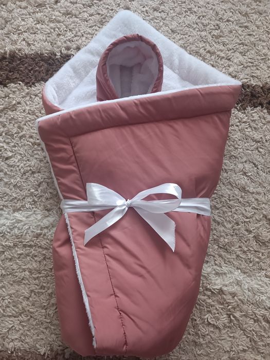 Продам на выписку комбинезон с одеялом