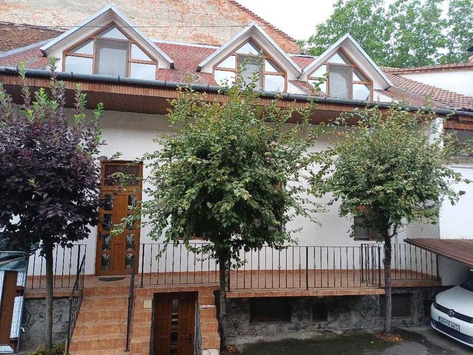 Proprietar vând apartament  ultracentral 5 camere central pe 3 nivele.