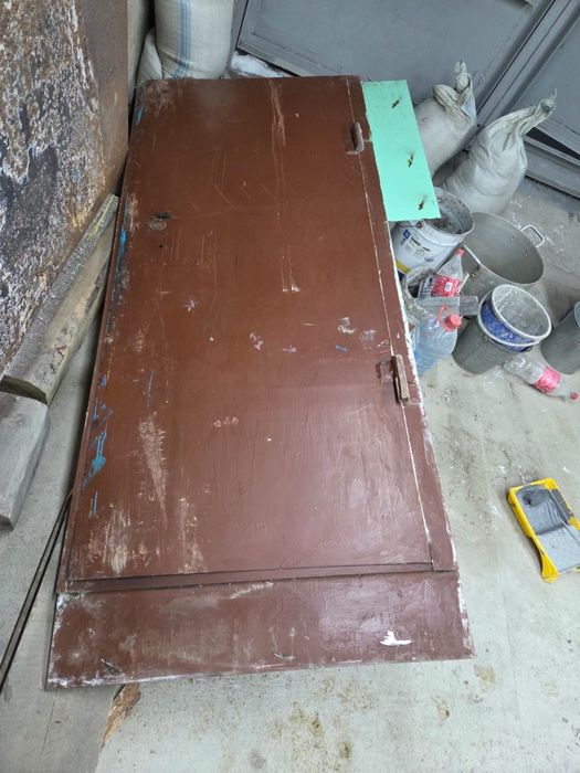 Дверь металлическая с замком