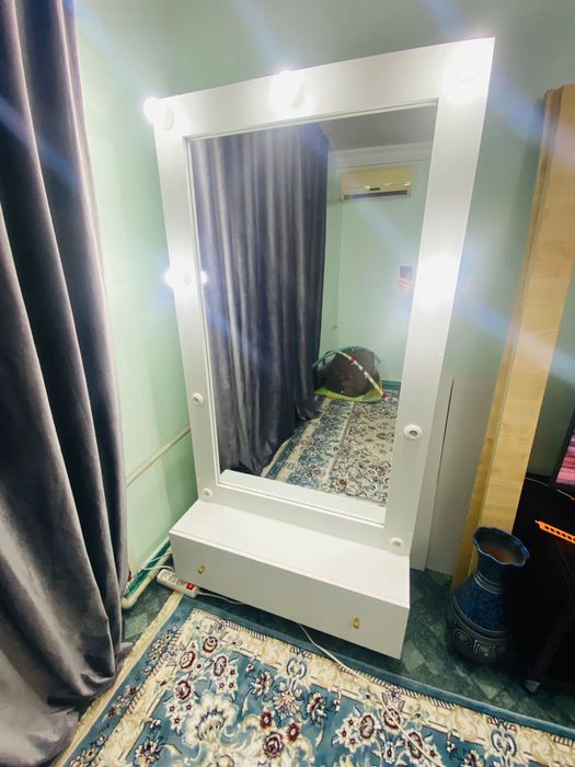 Зеркало с лампочками подсветкой