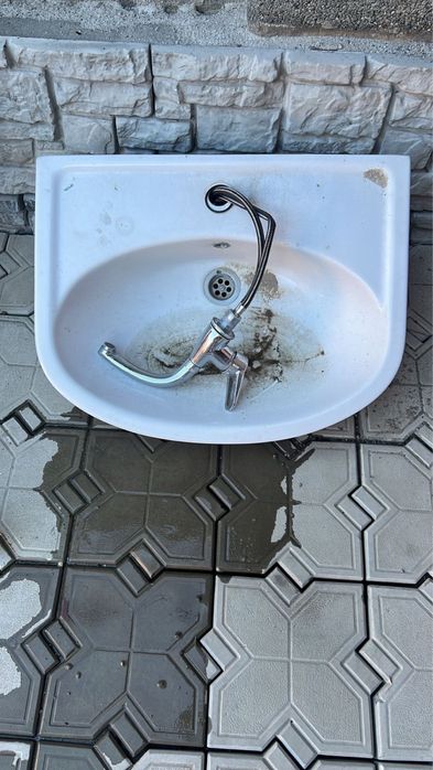 Продам раковину с тумбой