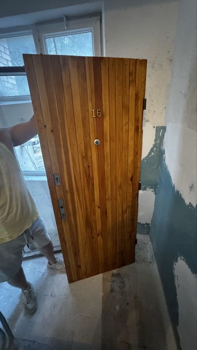 Продается Вдодная дверь с деревянными вставками