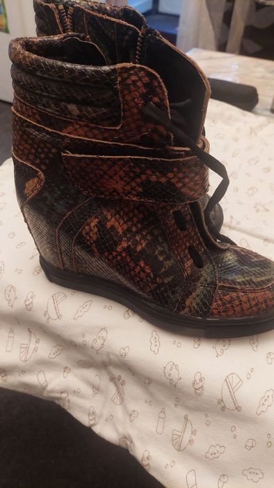 Женские кожанные полусапожки.